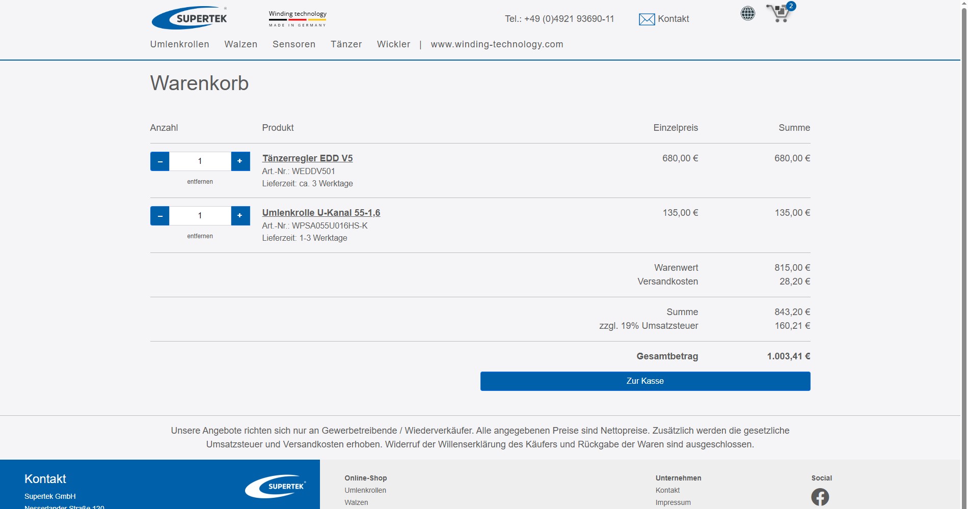 Eine Warenkorbseite mit 2 Produkten und ein Button um zur Kasse zu gehen.